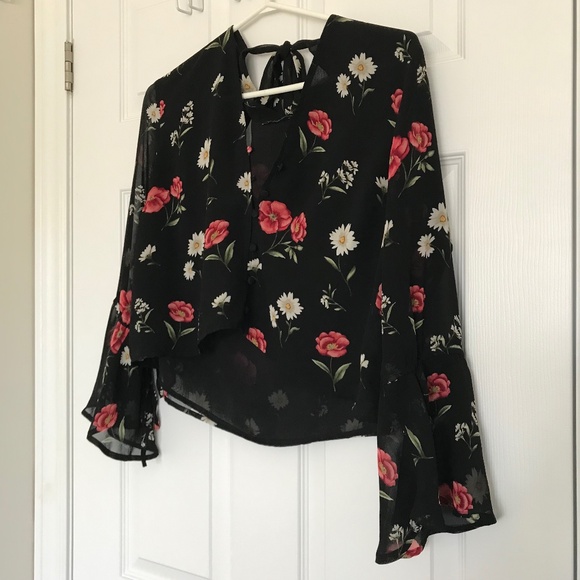 FOREVER 21 Cropped Floral Rose Blouse M Fit Black Red White Flare Out Cuffs - Picture 3 of 16